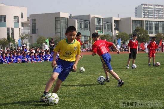 盐城实验小学校园足球节 学生秀带球过人技巧